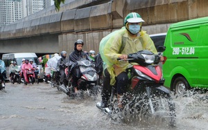 Người dân từ các tỉnh đổ về Thủ đô chật vật di chuyển trong mưa lớn sau kì nghỉ lễ kéo dài