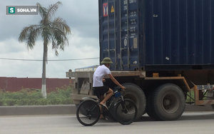 Hoảng hồn chứng kiến nam thanh niên bám đuôi container đang chạy
