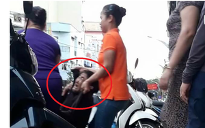 Bà cụ bị khiêng ra ngoài. Chủ quán nói do "bà ấy rất hôi, khách ăn không ngon miệng"