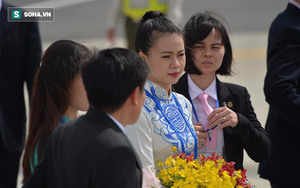 Được tặng hoa cho Thủ tướng Lý Hiển Long, đây là cô gái "hot" nhất MXH sáng nay