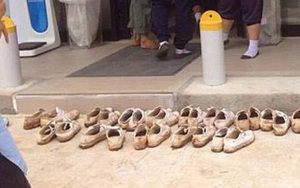Lý do đáng mến đằng sau việc nhóm học sinh bất ngờ cởi giày vào siêu thị