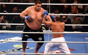 "Quái vật" 2m - 250kg bá chủ sumo, bị 4 cao thủ "xử đẹp": Trò hề MMA