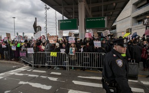 NYT: Cấm người tị nạn, Trump đang thử thách giới hạn của luật pháp và quyền hành pháp