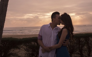 Trấn Thành hạnh phúc hôn Hari Won trên biển