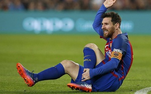 Lãnh 2 thẻ đỏ, "chết hụt" tại Nou Camp, Barca vẫn tiến gần tới cúp vô địch