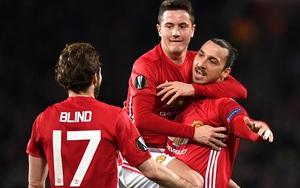 Ghi bàn dễ như lấy đồ trong túi, Ibrahimovic được "phong Thánh" trên Old Trafford