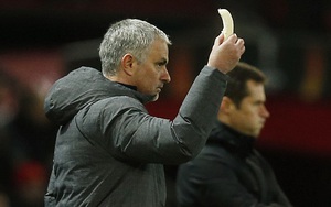 Hài hước: Mourinho tự tay bóc chuối đưa học trò ăn giữa trận đấu