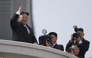 Quân đội Triều Tiên hô "vạn tuế, vạn vạn tuế" khi Kim Jong Un duyệt binh