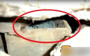 Tường nhà nứt toác vì quá cũ, để lộ hòm tiền chưa từng được biết đến