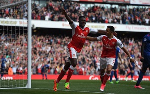 Đang trong trận đại chiến, người Arsenal vẫn bình thản ăn socola, uống nước ngọt