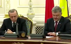 Tổng thống Erdogan ngủ gật khi đang họp báo chung với người đồng cấp Poroshenko