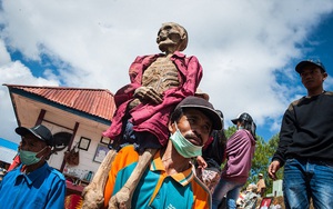 Tập tục quật mộ, mang thi thể người chết đi diễu hành ghê rợn ở Indonesia