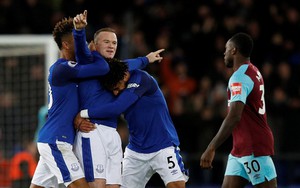 Bùng nổ với hat-trick, Rooney gián tiếp "cưa một chân ghế" của thầy cũ
