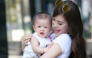 Á hậu Diễm Trang xinh đẹp, đưa con gái 6 tháng tuổi đi dạo phố