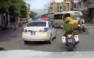 CSGT đuổi theo xe taxi như phim hành động