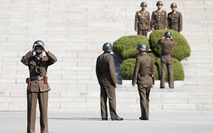 7 ngày qua ảnh: Binh sĩ Triều Tiên giám sát Bộ trưởng Quốc phòng Mỹ thăm Hàn Quốc