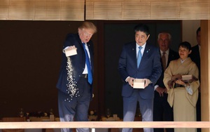 Tổng thống Trump gặp Nhật hoàng và cùng Thủ tướng Abe cho cá ăn