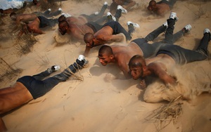 24h qua ảnh: Cảnh sát Palestine khổ luyện trên sa mạc