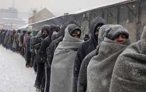 24h qua ảnh: Hàng dài người di cư chờ nhận đồ ăn trong mưa tuyết