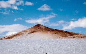 24h qua ảnh: Tuyết phủ trắng sa mạc Sahara