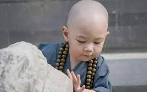 Mang đá đi bán, một lời dặn của sư thầy giúp tiểu hòa thượng có được thứ quý giá nhất đời