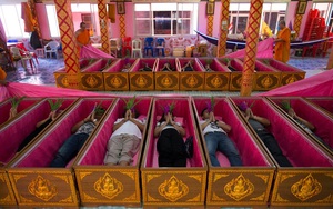 24h qua ảnh: Nằm trong quan tài để "hồi sinh" tại chùa Thái Lan
