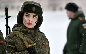 7 ngày qua ảnh: Vẻ đẹp hút hồn của nữ quân nhân Nga