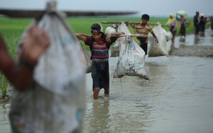 24h qua ảnh: Người Hồi giáo ở Myanmar gánh gồng, hối hả chạy khỏi vùng chiến sự