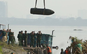Quả bom vừa tháo gỡ được đưa an toàn lên xe, trong đêm sẽ chuyển ra khỏi thành phố