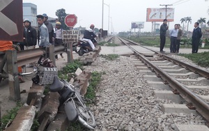 Nam sinh lớp 10 bị tàu tông văng 10m, gãy hai chân