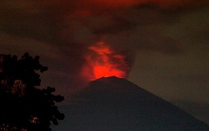 Núi lửa Agung phun trào: Sân bay Bali đóng cửa, trăm nghìn người sơ tán khẩn