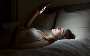 Kết quả khi không đưa điện thoại lên giường trong 2 tuần: Ai hay sử dụng thử 1 lần để biết