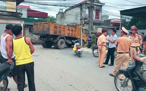 Hải Dương: Bé 18 tháng tuổi chơi trên vỉa hè bị xe tải cán tử vong