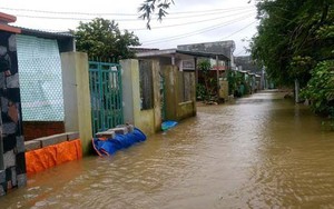 Đường phố Bình Định chìm trong biển nước, người dân dùng máy cày vượt lũ