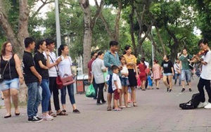 Bố mẹ cháu bé kéo đàn bị nhắc ở Hồ Gươm lên Công an quận Hoàn Kiếm xin lỗi