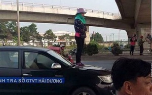 Người phụ nữ đứng lên nắp capo xe Thanh tra giao thông để phản đối dẹp vỉa hè