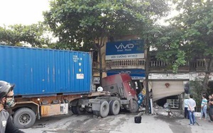 Xe container va xe bồn rồi đâm thẳng vào nhà dân lúc sáng sớm