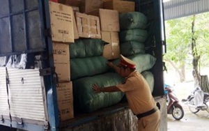 Quảng Nam: CSGT bắt giữ xe biển số Lào chở gần 300kg đạn chì