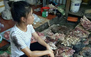 Cấm người phụ nữ bị hất dầu luyn trộn chất thải bán thịt lợn ở chợ Lương Văn Can?