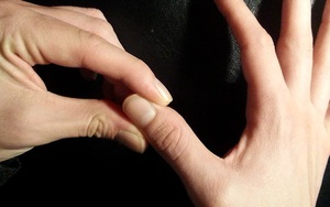 [Video] Bóp 10 đầu ngón tay dễ làm giảm ho, cải thiện bệnh dạ dày nên làm ngay