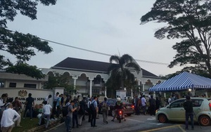 Phóng viên quốc tế đã có mặt trước cổng tòa án theo dõi phiên xét xử Đoàn Thị Hương