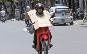 Người Hà Nội mặc bìa carton, hai tay hai ô giữa ngày nắng nóng lịch sử