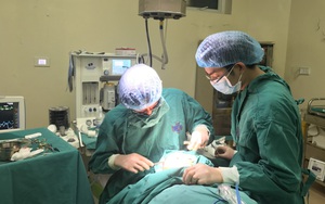 7 năm mang khối u ác tính được cứu sống kỳ diệu: Chuyên gia chỉ rõ yếu tố nguy cơ mắc bệnh