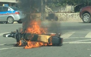 Hà Nội: Đang đi, xe máy bất ngờ cháy ngùn ngụt, người đàn ông hoảng loạn nhảy khỏi xe