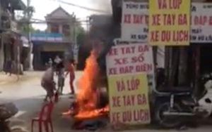 Video: Xe máy của khách bốc cháy khi đang sửa khiến nhiều người hú vía