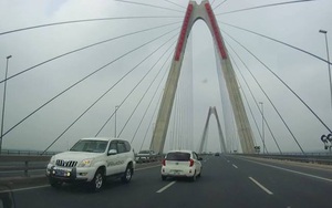 Hà Nội: Xác minh 5 ô tô nối đuôi nhau đi ngược chiều trên cầu Nhật Tân