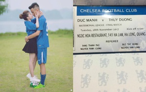 Thiệp cưới của cặp đôi lệch 36 cm "cuồng" Chelsea gây tò mò vì như vé xem bóng đá