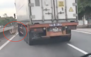 Video: Tài xế xe container đánh lái hất văng CSGT vào dải phân cách