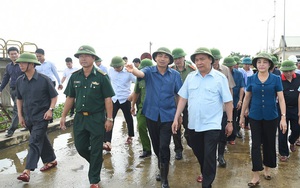 TIN TỐT LÀNH 13/10: Thủ tướng hủy họp để đi thị sát vùng lũ và hình ảnh lạ của một nữ Bí thư phường