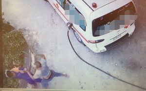 Tài xế xe cứu thương đánh nhân viên cây xăng nhập viện vì không cho đổ chịu